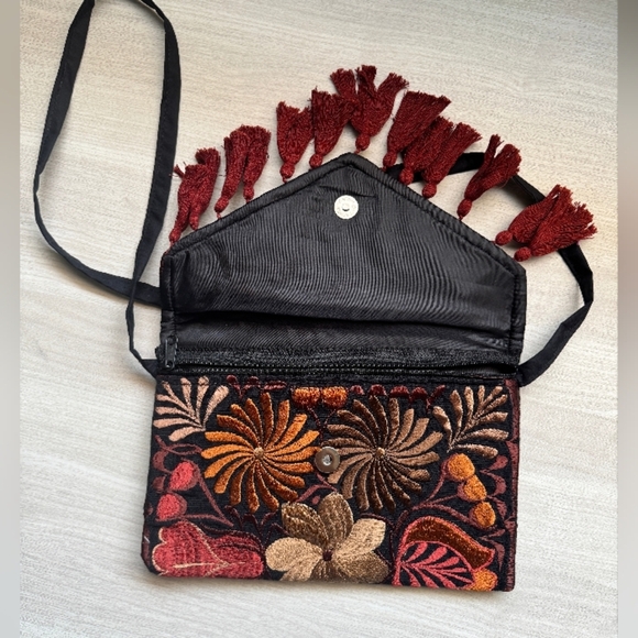 Floral embroidered clutch with tassel: women's crossbody bag. - Picture 2 of 7